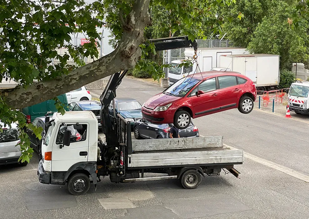 casse automobile rouge